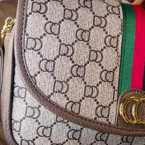 2026 New vintage classic series wide-shoulder strap camera bag for women versatile backpack single-shoulder crossbody small square bag