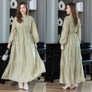 Maxiเดรสผ้าเกาหลีเกรดพรีเมี่ยม เนื้อผ้ามีความนุ่มพริ้วลายกริตเตอร์สวยเก๋ ช่วงเอวมีสายรูดรัดเชฟ