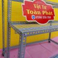 Kệ sắt V lỗ bậc thang 3 bậc GẮN BÁNH XE  Khung làm bằng V4 x4cm( bậc kệ làm bằng tấm vỉ sắt ) nhiều kích thước. 