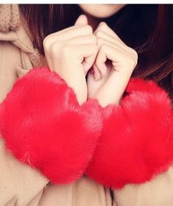 Vòng Tay Giữ Ấm Hay Làm Phụ Kiện Cho Outfit Của Các Chị Đều Hợp Với Nhiều Màu Sắc Tha Hồ Cho Chị Em Lựa Chọn Để Phối Đồ