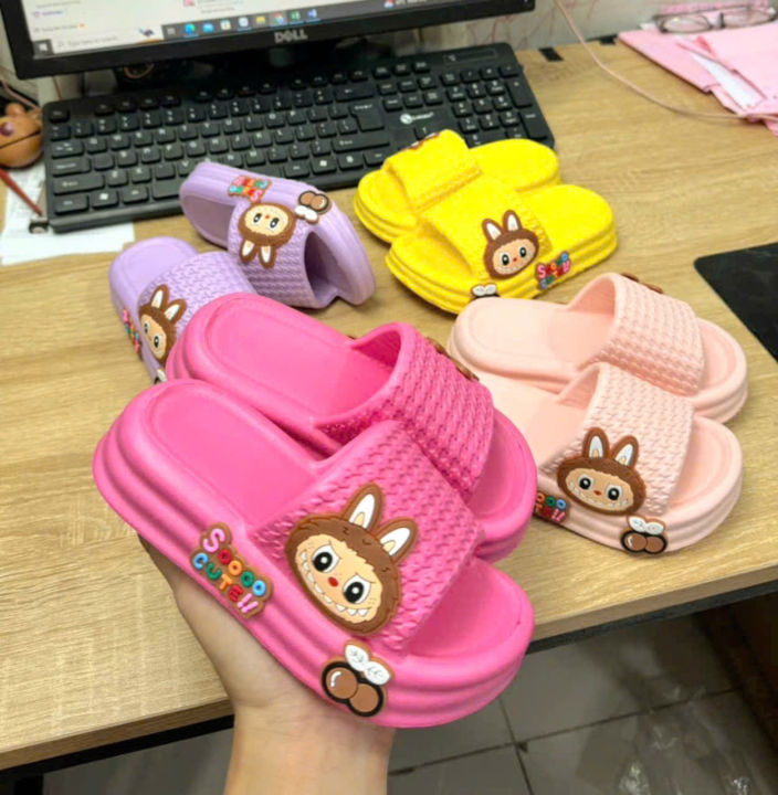 MUA 1 TẶNG 1 Dép bánh mì hình Labubu cho bé gái hình bên hông siêu dễ thương đế cao 4 phân siêu nhẹ siêu mềm