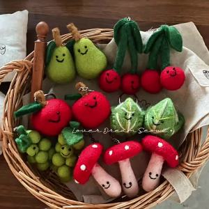 South Korea 2026 New wool felt green vegetable keychain pendant Cute fashionable and high-end bag charms