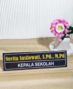 PAPAN NAMA MEJA AKRILIK MODEL L