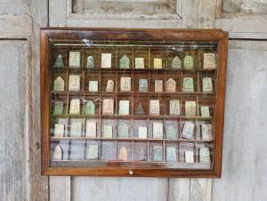 50 ช่อง ลวงพ่อพัฒนง พระเครื่องแขวนผนัง กล่องพระเครื่อง วัตถุมงคล พระเหรียญ ของขวัญ 50 ช่อง ตลับพระไม้สักติดผนัง