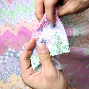 ผ้าคอตต้อน ลายริ้วหยัก ลายจุด ดอกไม้ ผ้าหลา 45 นิ้ว นาฬิกาสีทอง สีเปล่า สีแดง สีขาว