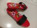 Sandal bakiak / sandal kayu / Sandal jaman dulu. 