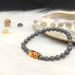 “พราว” สร้อยข้อมือ หินเฮมาไทด์ (Hematite) 🩶🩶 เจียรเหลี่ยม หินแห่งการปกป้อง ขนาดหิน 6 มิล + ชาร์มปลาคาร์ป (โลหะชุบ) ขนาดยาว 1.5 ซม. เสริมความมั่งคั่งและความโชคดี 🍀