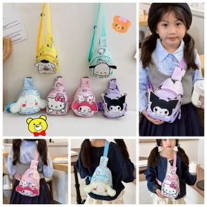 DINAH การ์ตูนลายการ์ตูน กระเป๋าสะพายข้าง Kuromi Plush  แมว KT กระเป๋าสำหรับเด็ก แบบพกพาได้ กระเป๋าเก็บโทรศัพท์ กระเป๋าตุ๊กตาผ้าพลัช สาวๆ