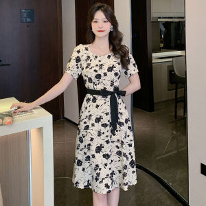 Dazzlin ชุดเดรสแขนสั้นลายดอกไม้ผู้หญิง 2024 ฤดูร้อนสไตล์ใหม่ความรู้สึกการออกแบบเฉพาะเอวแขนสั้นย้อนยุคบาง A ชุดเดรสคำ