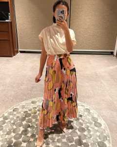 Rok Plisket Motif Abstrak