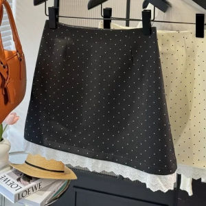 กระโปรงเอวสูงลายจุดสำหรับผู้หญิง กระโปรงทรงเอ สไตล์หวาน ตกแต่งด้วยลูกไม้ กระโปรงสั้นที่เข้ากันได้ทุกชุด ฤดูใบไม้ผลิและฤดูร้อน 2025 สินค้าใหม่
