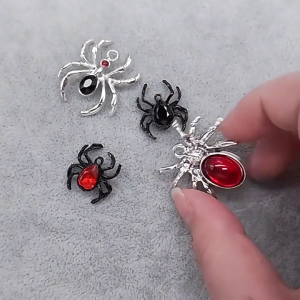 งานฝีมือพลอยเทียมแมงมุมเสน่ห์ตกแต่งโลหะสำหรับงานฝีมือแฟชั่นและการออกแบบที่หรูหรา