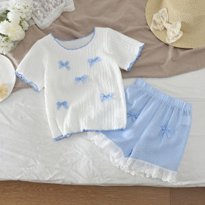 Bear Leader ชุด2ชิ้นสำหรับเด็กผู้หญิงอ่อนหวานและน่ารัก3-7ปีชุด2ชิ้นเสื้อแขนสั้นโบว์สีฟ้าแขนสั้น + กางเกงขาสั้นลำลองสำหรับฤดูร้อน