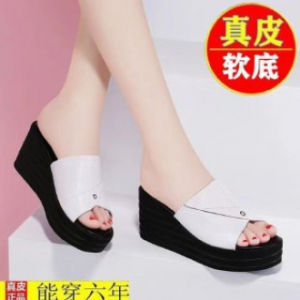 [Free Shipping] New Thick-Soled Waterproof Soft-Bottomed Comfortable Mid-Heel Wide-Toe Plus-Size Sandals With A Wedge Heel For Women Perfect For Summer