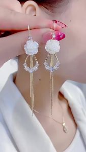 Bông tai hoa trà trắng phong cách retro cao cấp mẫu mới dáng dài dễ phối đồ đính đá pha lê và tua rua chất liệu đồng bán sỉ.