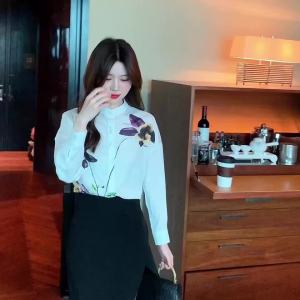 Ammin phong cách hàn quốc thời trang thanh lịch của phụ nữ tay áo dài đứng cổ áo móc túi xách in họa tiết lặp lại nặng áo sơ mi lụa 2024 lỏng tất cả các trận đấu của phụ nữ lụa dâu tằm ống tay phồng áo in hình