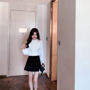 Ammin 2024 mùa xuân thời trang dài tay nữ thanh lịch khâu ren Pearlescent satin áo mới một cơn gió của neo-trung Quốc khóa đứng cổ áo ống tay phồng ren áo voan