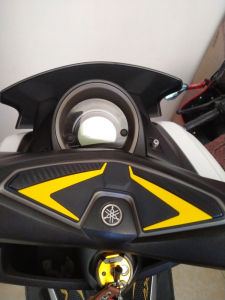Yamaha NMAX Old 2015-2019 Stang Aksesoris Cover Bahan Karet Tebal 3D Motif Timbul Emboss Awet Warna Tidak Luntur Aksesoris Variasi Modifikasi Decals Emblem Buat Motor lebih Cakep keren Kece