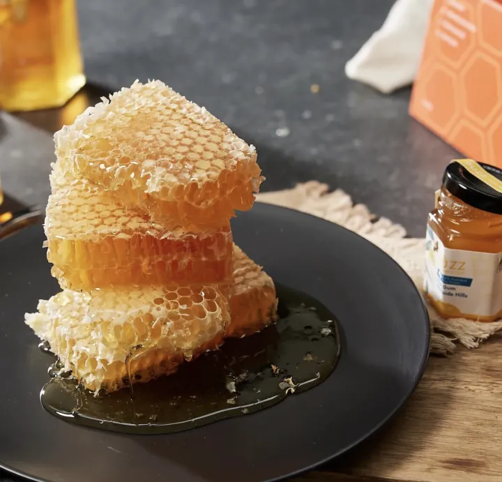Buzz%20Pure%20Raw%20Honey%20Bush%20Mallee%20500g,%20100%25%20Australian%20Raw%20Honey,%20chemicalfree,%20cold%20press%20extraction%20process%20from%20South%20Australia%20-%20Image%204
