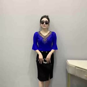 SNUG เสื้อ ดำ ผู้หญิง ดีไซน์ตาข่ายฤดูร้อนแบบจริง คอวี ลูกไม้ ประดับคริสตัล แฟชั่นสไตล์ 5 แขน เสื้อป้องกันแสงแดดตาข่าย เสื้อผู้หญิงเซ็กซี่ วิสโคสไฟเบอร์ เสื้อทำงานแนวหน้าเสื้อแขนยาว