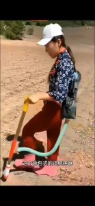 Portable Backpack Fertilizer Spreader Manual Dispenser Stainless Steel Farm Garden Lawn Care Tool