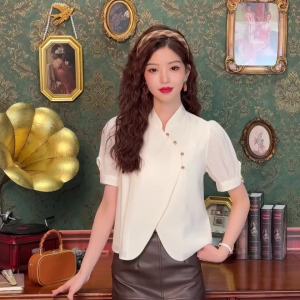 Ammin 2024 mùa hè tiên tiến cảm giác mới Trung Quốc sửa đổi tay ngắn áo voan phụ nữ thiết kế phong cách Trung Quốc đứng cổ áo không đều Một hàng khuy áo blouse thanh lịch với khe