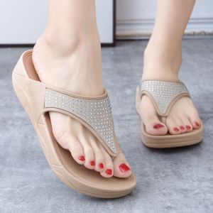 LKShoes ใหม่แกะกล่อง  รองเท้าแตะหูหนีบทรงสวย สายคีบมีกลิตเตอร์ประดับ ใส่แล้วเท้าสวย โทนสีสามารถเข้าได้กับทุกชุด แถมราคาแสนถูก    คือดีม๊ากก