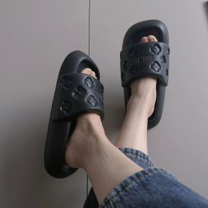 LHSunshine ขายดี💯 รองเท้าแตะพื้นนุ่ม ร้องเท้าแตะใส่สบาย ดีไซน์ใหญ่ใส่สบายเท้าวัสดุยางนิ่มความสูงของรองเท้า1นิ้ว ปั้มลายดอกไม้ลงในตัวรองเท้าสวยและเท่มาก มีสีให้เลือกถึง4สี สวยเท่แบบนี้กดสั่งเลย🩴