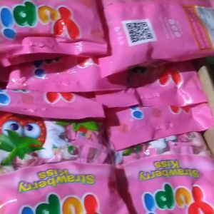 Yupi Gummy permen Strobery Kiss 120 gr Exp 4/7/24