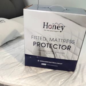 HONEY FITTED MATTRESS PROTECTOR