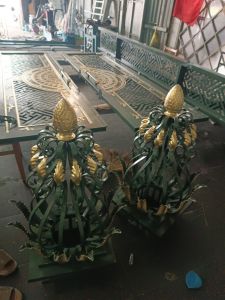 Trụ đèn cho cửa cổng hàng rào sắt mỹ thuật uốn hoa văn đẹp mắt và sang trọng