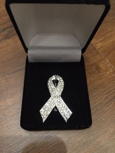 เข็มกลัดที่ระลึก ริบบิ้นไว้อาลัย สำหรับติดเสื้อ เสื้อโปโล เสือยืดชุดทำงาน ชุดเดรส หรือ ชุดยูนิฟอร์ม