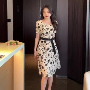 Dazzlin ชุดเดรสแขนสั้นลายดอกไม้ผู้หญิง 2024 ฤดูร้อนสไตล์ใหม่ความรู้สึกการออกแบบเฉพาะเอวแขนสั้นย้อนยุคบาง A ชุดเดรสคำ