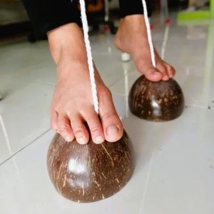 mainan egrang batok kelapa satu pasang kiri kanan