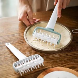REOPYG Creative Pizza Dough Docker Roller Plastic Embossing Design Pizza Puncher Professional Easy Clean Pizza Docking Tool Pizza Making Accessories