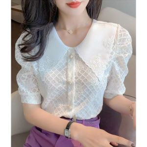 เสื้อชีฟองลูกไม้ด้านบนผู้หญิงแขนสั้น 2024 ใหม่ฤดูร้อนขนาดใหญ่คอตุ๊กตาสั้นเสื้อขนาดเล็กสีขาวเฟอร์