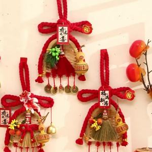 Housewarming decorations: a set of 10000-character scrolls brooms and dustpans suitable for hanging on the door or door handle of a new home to create a welcoming atmosphere