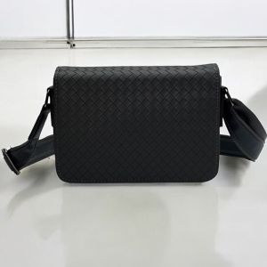 กระเป๋าสะพายข้างผู้ชายกระเป๋าสะพายแฟชั่นแบบมาใหม่ขนาด8นิ้ว/ 10 นิ้วสินค้าพร้อมส่งของอยู่ในไทยรับประกันสินค้าตรงปก 100%