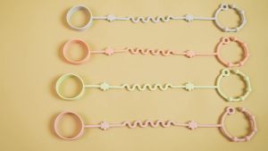 RTMOK (4Pcs) Sippy Cup Strap Keep Bottles and Sippy Cups Off The Floor Sippy Cup Holder Strap Suitable for High Chairs Strollers and Water Bottles- Dishwasher Safe