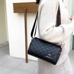 Hong Kong Membeli Beg Tangan Kulit Lembu 2023 Beg Utusan Sebelah Bahu Tali Bahu Lebar Beg Boston Beg Bantal Baru Wanita