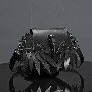 Túi đeo chéo một vai cá tính phong cách Gothic cánh quạ punk đen tối đính đinh tán. PU Túi đeo hông phong cách tiểu văn hóa