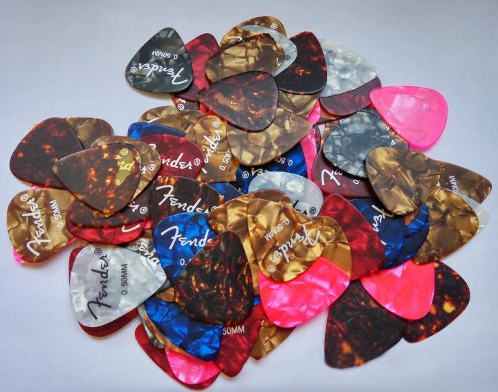 Fender%20Guitar%20Premium%20Pick%20%200.46%20mm%20-%20Random%20Color%20(Set%20of%206)%20-%20Image%204