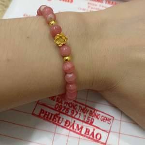 ( video ảnh thật) vòng tay đá đào hoa tự nhiên vip 6li mix charm sen và charm bi vàng 3li 24k 9999 vòng tay đá phong thuỷ hợp mệnh thổ mệnh hoả trang sức thiết kế đủ hoá đơn thẻ bảo hành