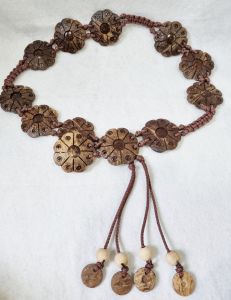 เข็มขัด กะลา ไม้ ระย้า กระลา ดอกไม้ กะลามะพร้าว เครื่องประดับสตรี แนววินเทจ สีดำ สลับ สีน้ำตาล คู่กับ ชุดไทย ผ้าฝ้าย ผ้าไทย ชุดงานปีใหม่ เครื่องประดับแต่งไปวัด แบบตะขอเกี่ยว ยาว 50 นิ้ว ฝืมือคนไทย