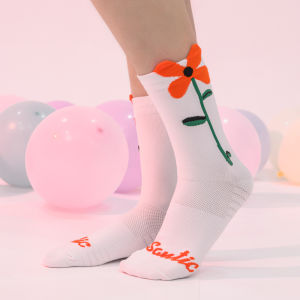 Santic ถุงเท้าปั่นจักรยานผู้หญิงระบายอากาศป้องกันเหงื่อสบาย 3D ดอกไม้ถุงเท้ากีฬากลางแจ้งจักรยาน