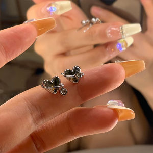 Pinapple ต่างหูหัวใจรักอสมมาตร ins แนวโน้มต่างหูสตั๊ดเฉพาะกลุ่มพรีเมี่ยมความรู้สึกต่างหูสำหรับผู้หญิง