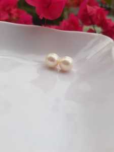 Đôi Bông ngọc trai trắng sáng bóng đẹp Size hạt 9mm ngọc trai cao cấp thiên nhiên mệnh Kim Thủy Nữ về bọc Vàng làm đôi bông tai vàng đeo cực kỳ xinh luôn có 1849k ạ