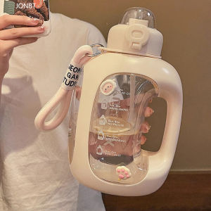 ขวดน้ำกีฬา Kawaii พร้อมสติ๊กเกอร์ 3D แบบมีหลอดดูด ปลอด BPA ขนาด 1500 มล. ขวดน้ำพลาสติกขนาดใหญ่สำหรับออกกำลังกายแบบพกพาสำหรับน้ำผลไม้ ชา และของอื่นๆ
