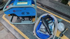 Máy rửa xe mini boscom 988-3500w có khung bảo vệ máy