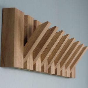 Wall-Mounted Folding Wooden Coat & Hat Rack Wooden Coat Rack with hook – Modern Art-Style Accordion Hanger with Angled Flip-Out Pegs Decorative Geometric Design Solid Hardwood Construction for Bathroom Bedrooms Offices & Living Spaces – Space-Saving